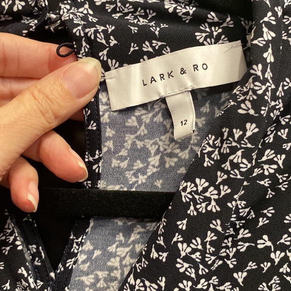 Light stretchy dress. Comfortable for work, night out or wedding - Picture 2 of 3